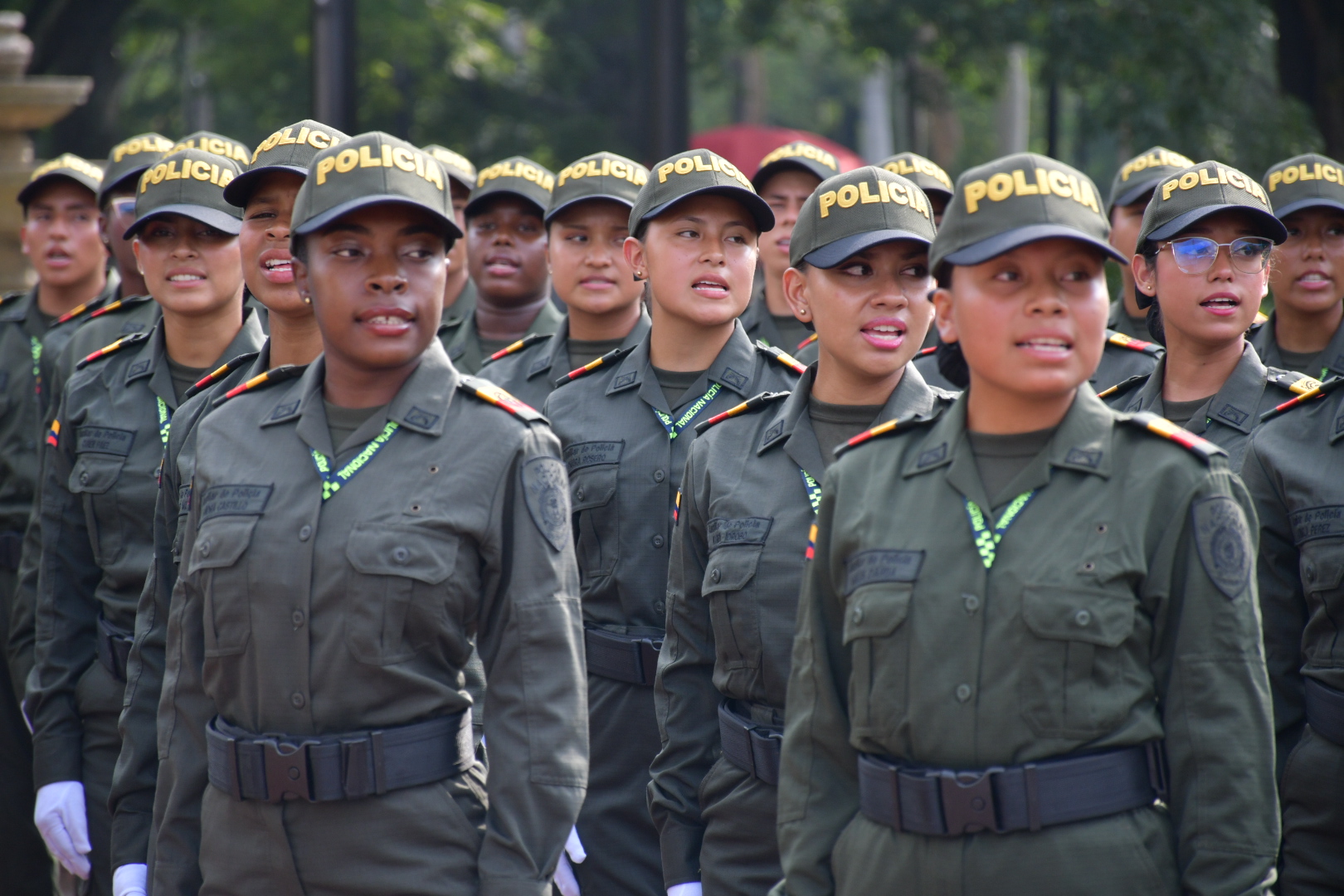 esta hora 287 auxiliares de la policía, Juran Bandera en la plazoleta del cam de Cali.