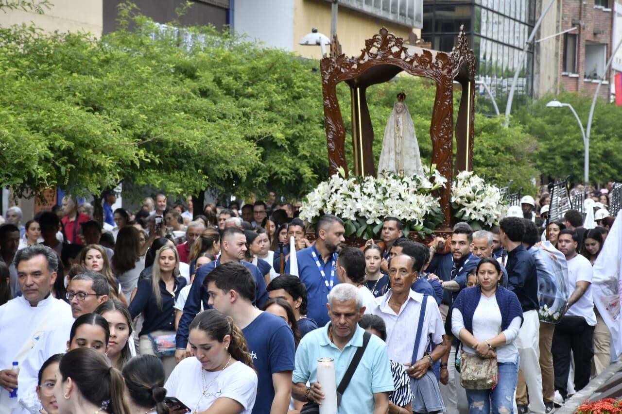 Miles de caleños acompañaron la procesión en celebración del Día de la Virgen de Fátima.