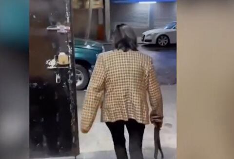 Mamá sacó de un bar a su hijo con correa