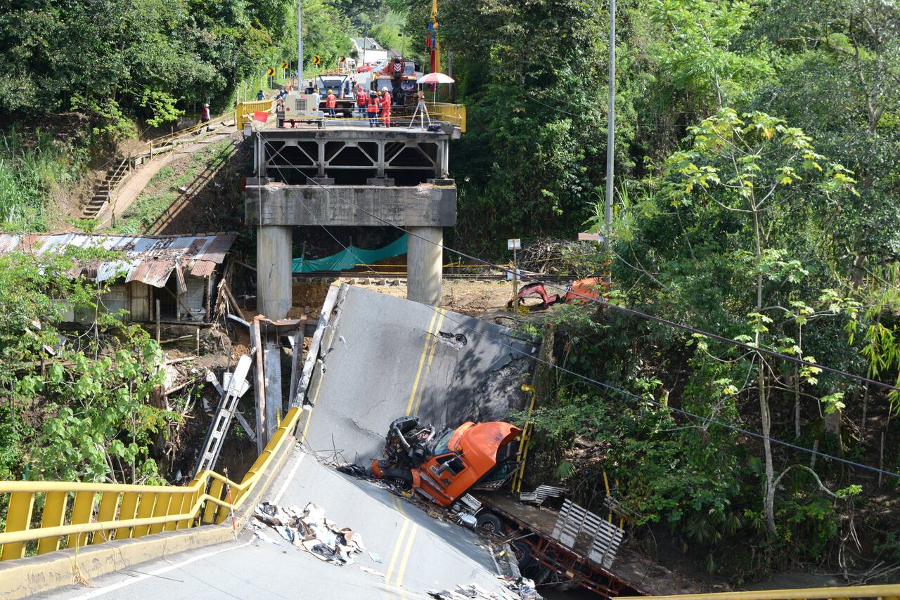 Valle del Cauca: A un mes de la caída del puente del Alambrado, habitantes y comerciantes viven una crisis económica que los ha llevado a cerrar los negocios que dependen del sector del trasporte y la carretera por lo desolado que se encuentra la vía que conduce al puente sobre el río la vieja y que comunica a los departamentos del Quindío y Valle del Cauca, Foto José L Guzmán. EL País
A un mes de la caída del puente del Alambrado, habitantes y comerciantes viven una crisis económica que los ha llevado a cerrar los negocios que dependen del sector del trasporte y la carretera por lo desolado que se encuentra la vía que conduce al puente sobre el río la vieja y que comunica a los departamentos del Quindío y Valle del Cauca, Foto José L Guzmán. EL País
A un mes de la caída del Puente del Alambrado, habitantes y comerciantes viven una crisis económica que los ha llevado a cerrar los negocios que dependen del sector del trasporte y la carretera por lo desolado que se encuentra la vía que conduce al puente sobre el río La Vieja y que comunica a los departamentos del Quindío y Valle del Cauc