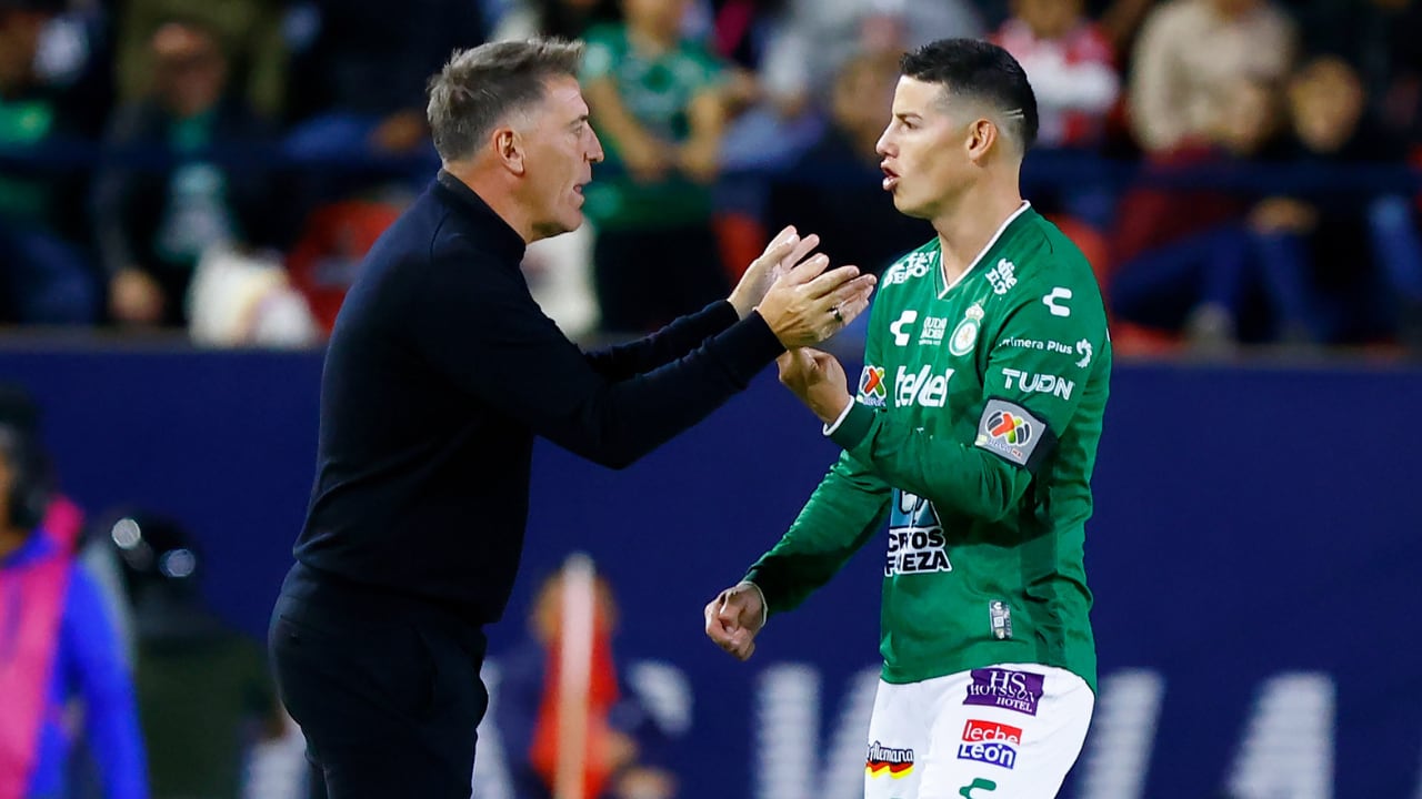 Eduardo Berizzo y James Rodríguez dialogan en medio de un partido con el Club León