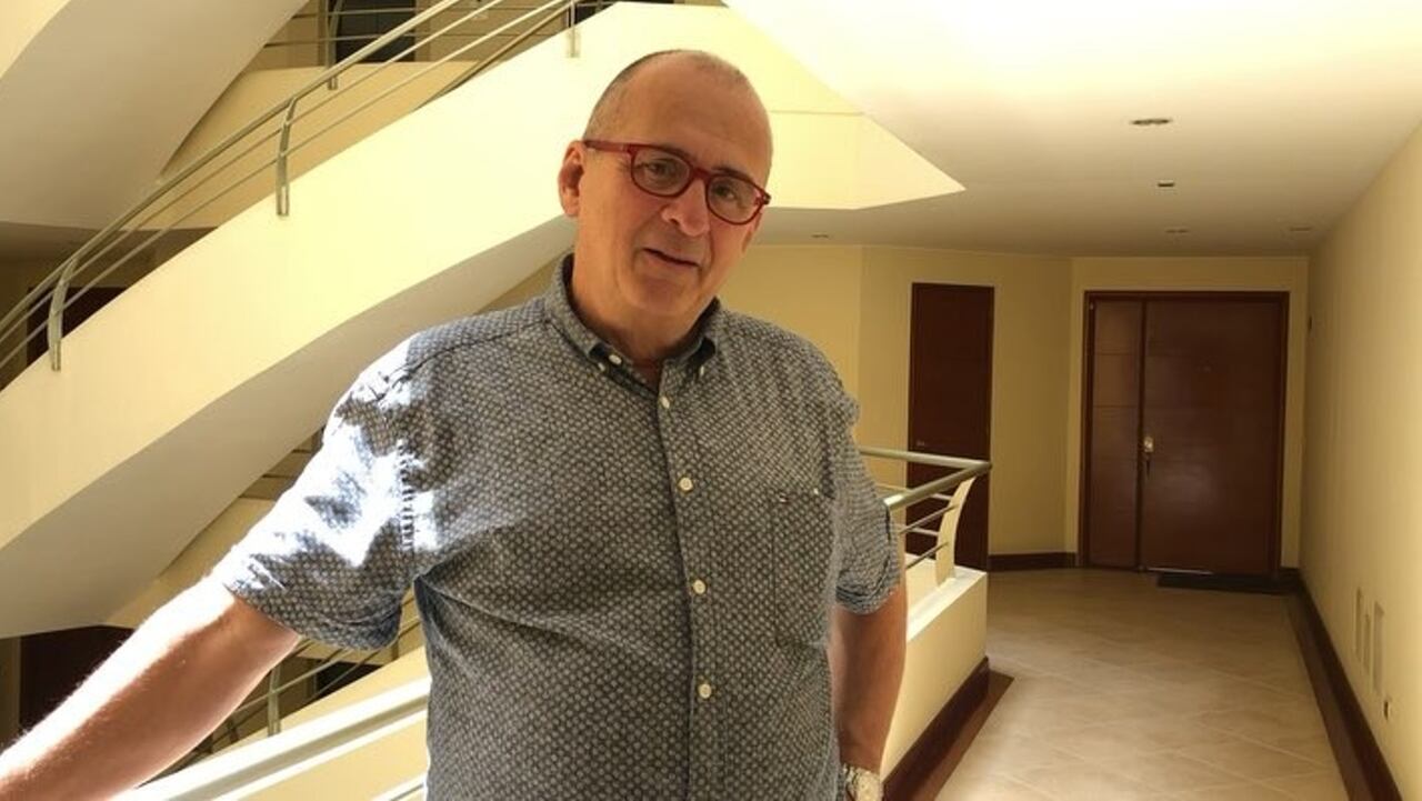 Foto inédita de Jota Mario joven y con abundante cabellera