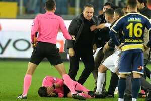 El árbitro Halil Umut Meler, fue agredido el lunes por parte del Presidente del club de fútbol de Turquía MKE Ankaragucu, Faruk Koca, durante un partido de la Liga. El dirigente fue arrestado este martes. /Foto: Abdurrahman Antakyali/Depo via AP