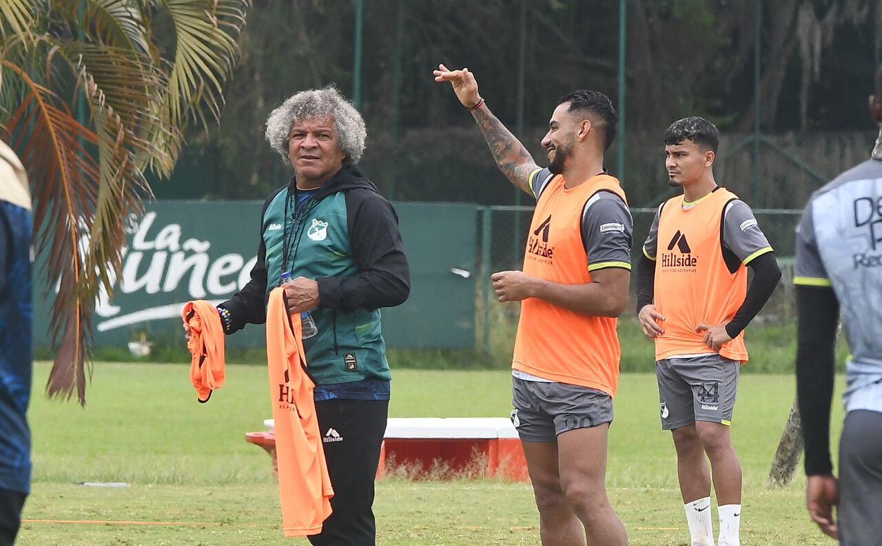Alberto Gamero (izq.) dirigiendo un entrenamiento del Deportivo Cali.
