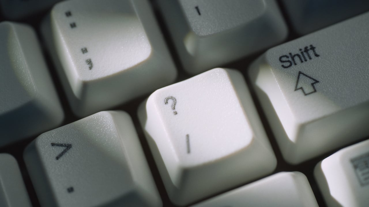 De acuerdo con la Real Academia de la Lengua Española, el empleo de estos signos, implica mayor vinculación entre los miembros del enunciado que la indicada por el punto, y menor que la sugerida por la coma.