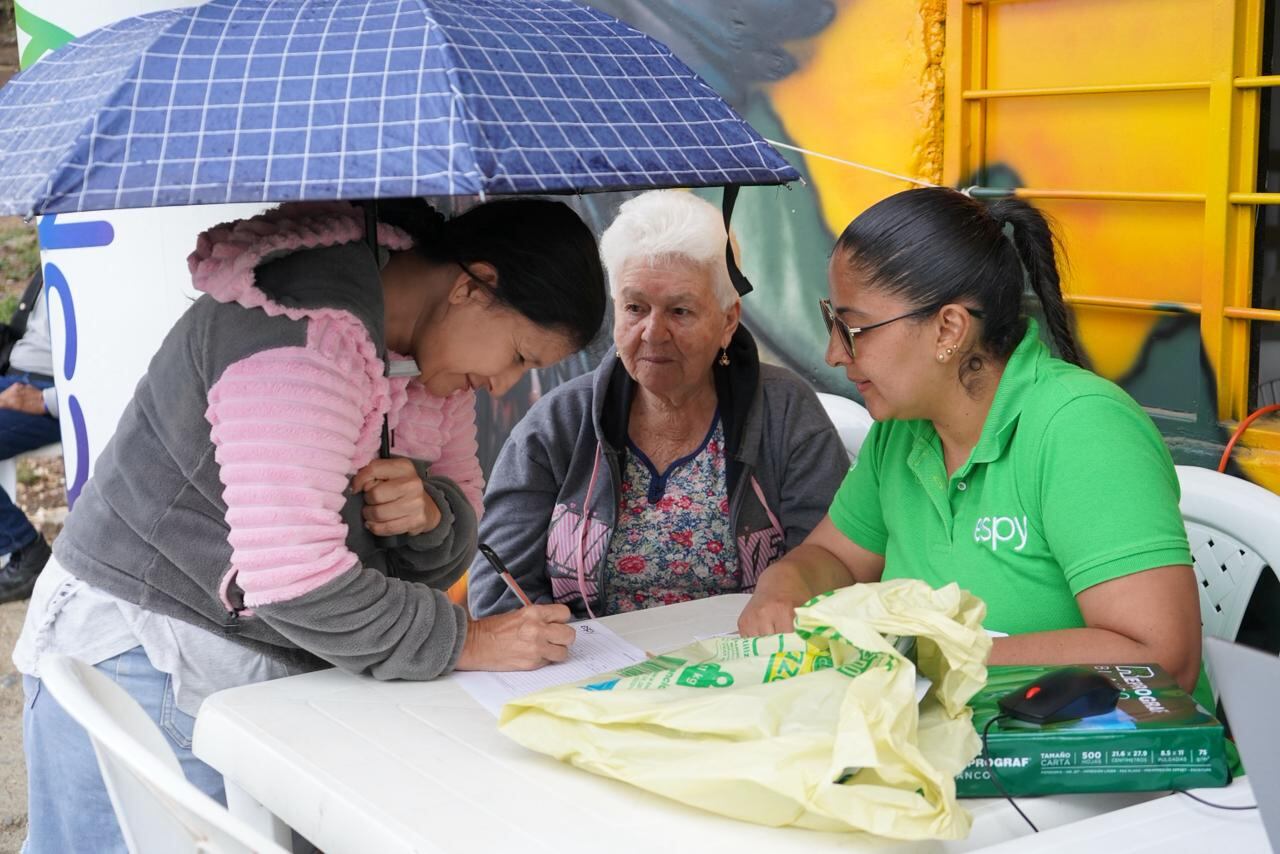 Barrios de Yumbo impulsan huertas urbanas y recolección de aceite usado