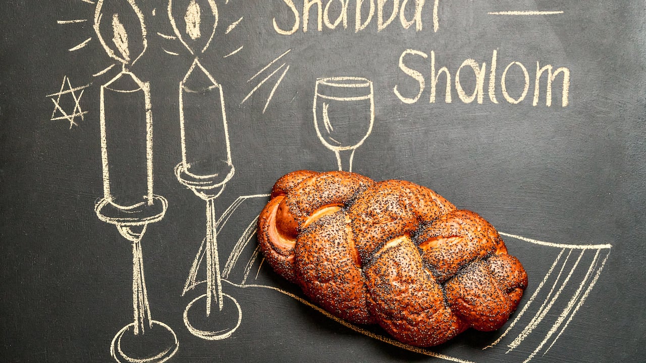 La importancia de la sinagoga en la observancia del Shabbat: un lugar de oración y reflexión.