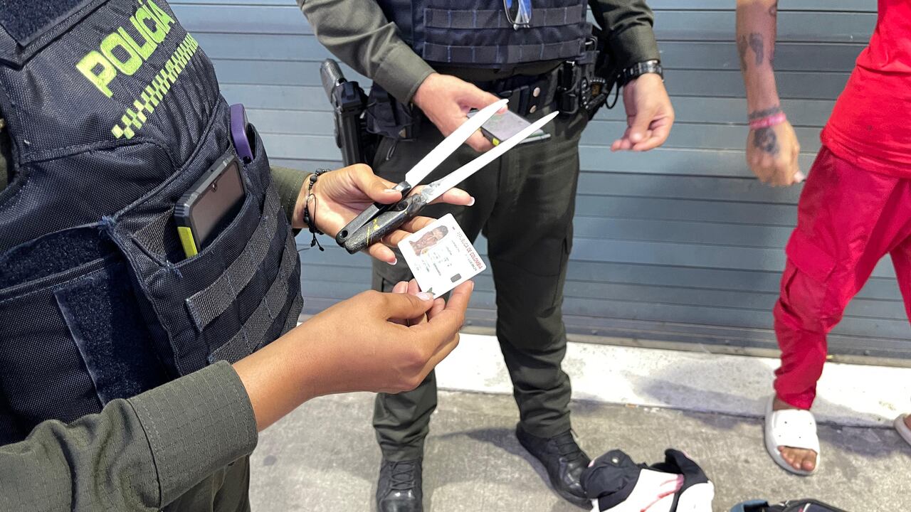 En el sistema también han sido incautadas algunas armas blancas.