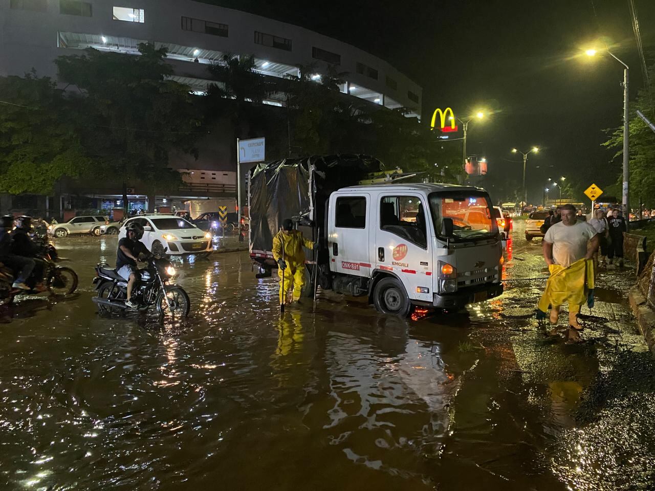 Las cuadrillas de Emcali trabajaron con la maquinaria removiendo el lodo y material que ha quedado sobre las vías.