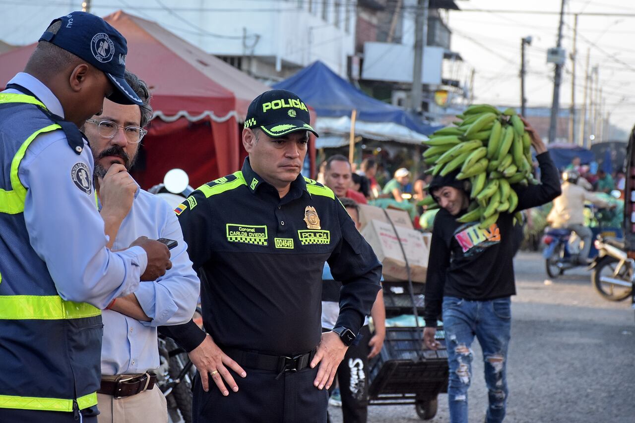La Secretaría de Seguridad y Justicia y La Policía Metropolitana de Cali Con más de 200 uniformados se tomaron la galería se Santa Elena para contrarrestar los delitos de extorsión, microtráfico y otros flagelos que afectan esta plaza de mercado.