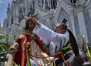 Domingo de Ramos en Cali: así se vivió la tradicional procesión en la ciudad; conmovedora bendición del arzobispo
Con la procesión tradicional del Domingo de Ramos comienza la Semana Santa. Bendición de ramos con las palabras del arzobispo de Cali, Mons. Luis Fernando Rodríguez. Fotos Raúl Palacios / El Pais.