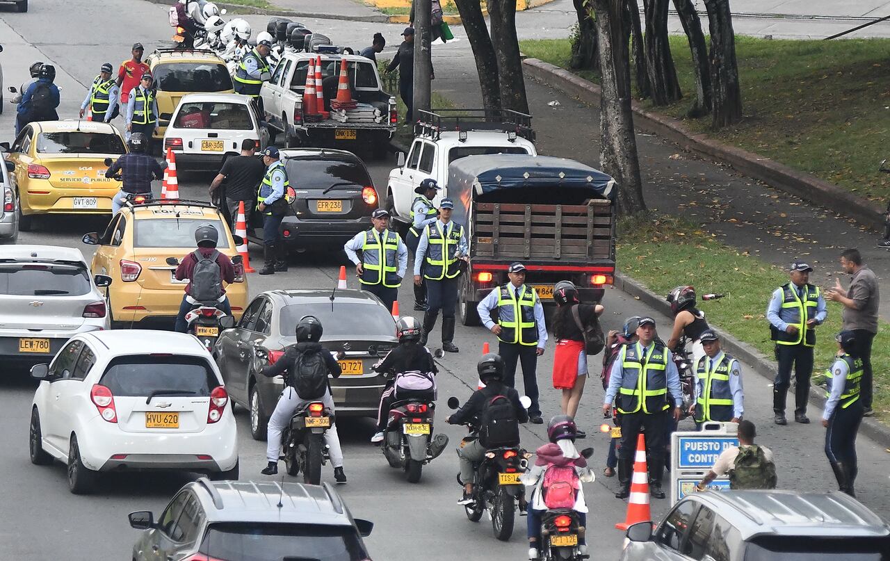 Cali: Los operativos de control por parte de agentes de tránsito que se vienen desarrollando en la ciudad han incrementado las agresiones contra los estos funcionarios de movilidad. foto José L Guzmán. EL País.