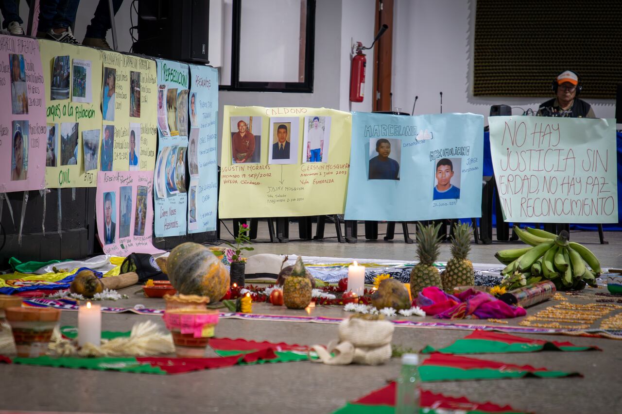 Nueve excombatientes de las Farc reconocen crímenes contra comunidades étnicas en audiencia histórica de la JEP en Cali.