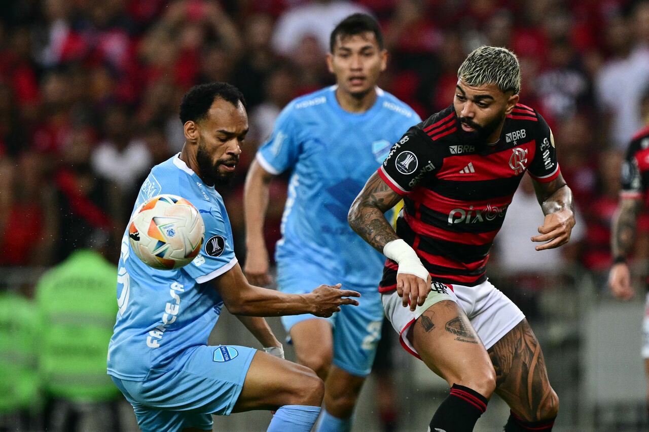 Gabriel Barboza, delantero de Flamengo, disputa el balón con un zaguero de Bolívar.
