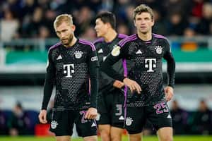 Konrad Laimer, Min-jae Kim y Thomas Mueller del Bayern de Múnich están en el campo del partido de fútbol de la Copa de Alemania contra Saarbruecken el miércoles 1 de noviembre de 2023 en Saarbruecken, Alemania.