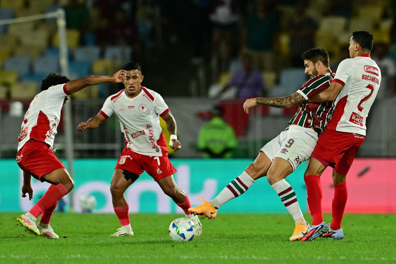 El delantero #09 del Fluminense, Everaldo (2.º por la derecha), y el defensa #02 del América de Cali, Daniel Bocanegra, disputan el balón durante el partido de vuelta de los octavos de final de la Copa Sudamericana entre el Fluminense de Brasil y el América de Cali de Colombia, en el Estadio Maracaná de Río de Janeiro, Brasil, el 19 de agosto de 2025. (Foto de Pablo PORCIUNCULA / AFP)