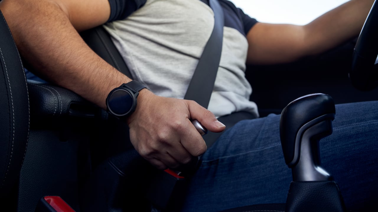 Conocer cómo arrancar un carro en una subida sin el freno de mano es un paso importante.