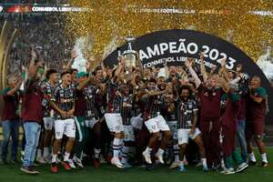 Así de feliz recibió el trofeo de campeón de la Copa Libertadores el plantel de Fluminense, que ganó el torneo tras vencer 2-1 en la final a Boca Juniors en el maracaná. /Foto Ricardo Moreira/Getty Images