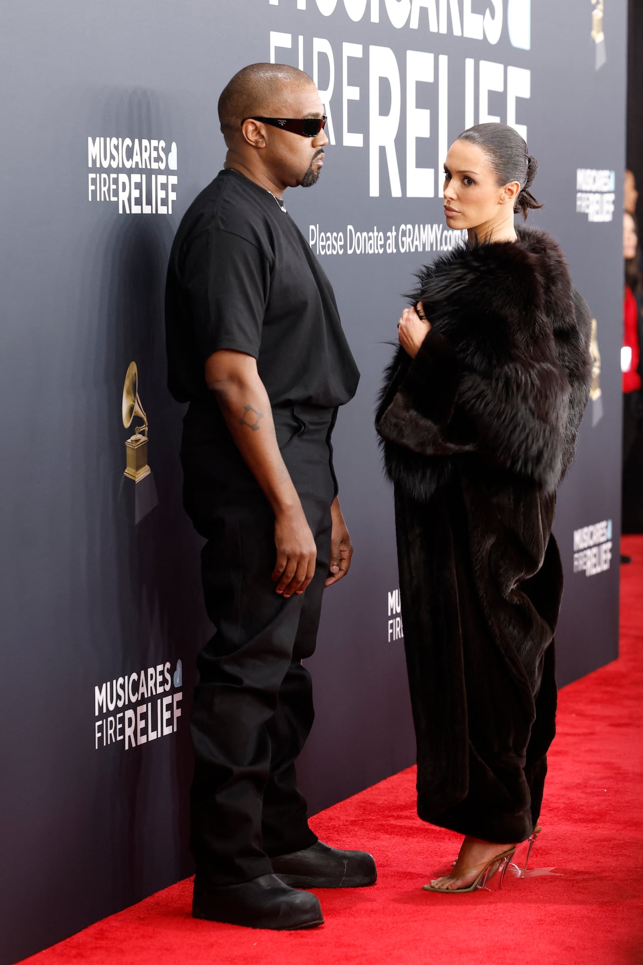 LOS ÁNGELES, CALIFORNIA - 2 DE FEBRERO: (NOTA DEL EDITOR: La imagen contiene desnudos). Kanye West (R) y Bianca Censori asisten a la 67ª Entrega Anual de los GRAMMY el 2 de febrero de 2025 en Los Ángeles, California.