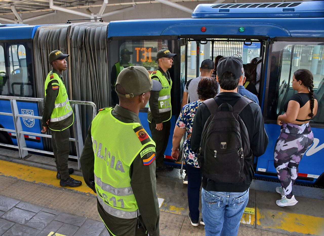 Más seguridad en las estaciones y buses del MIO en Cali, esto dijo el Secretario de Seguridad. Algunas de las zonas que están siendo más azotadas por la inseguridad en Cali, son las estaciones del MIO, e incluso, dentro de los buses, se presentan actos que atentan contra el bienestar de los caleños. Fotos Raúl Palacios / El Pais / julio 5 del 2023 Cali.