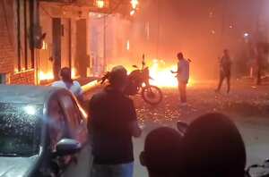 La comunidad ayuda a los organismos de socorro en la atención de los heridos, muchos de ellos civiles que quedaron en medio de la activación de la motobomba.