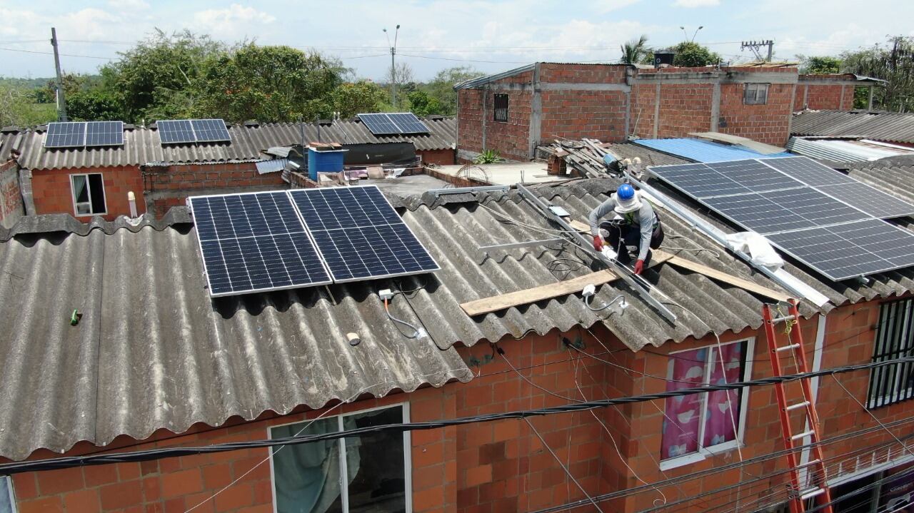Dos mil hogares de Potrero Grande y Llano Verde, en el oriente de Cali, se verán beneficiado con paneles solares. Foto: Cortesía Emcali / El País