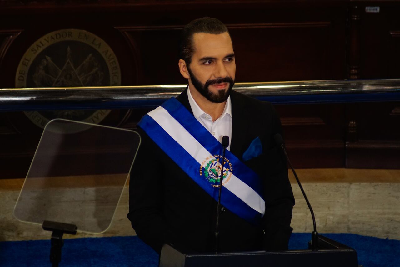 Según las más recientes encuestas, el 70,8% de la población aprueba el gobierno de Bukele, el 72,6% cree que la imagen del presidente ha mejorado, el 97,7% piensa que la violencia ha disminuido y el 81,8% que el régimen de excepción ha ayudado mucho a controlar los índices de delincuencia.