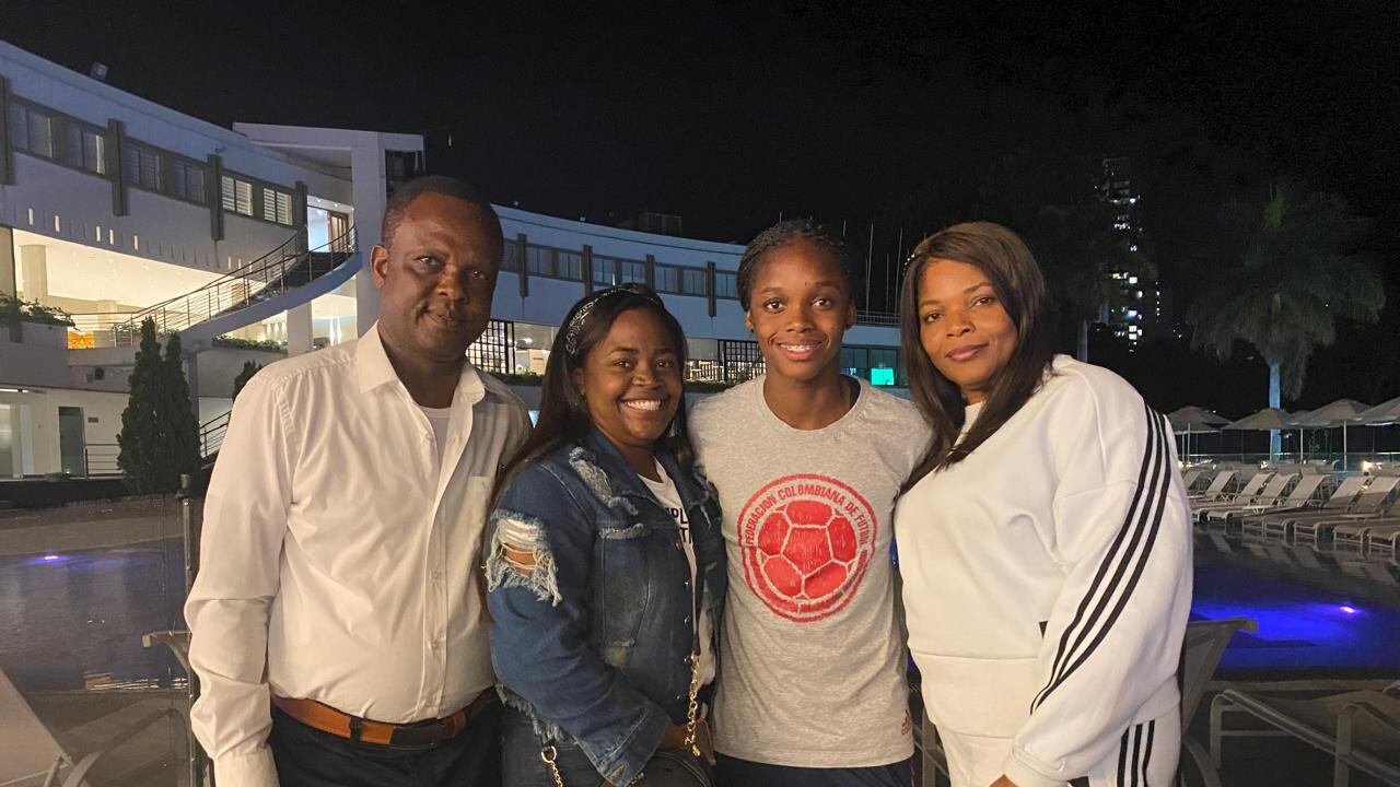 Herlinda Caicedo, madre de Linda Caicedo, la acompaña cada vez que puede en sus entrenamientos y viajes por el mundo.