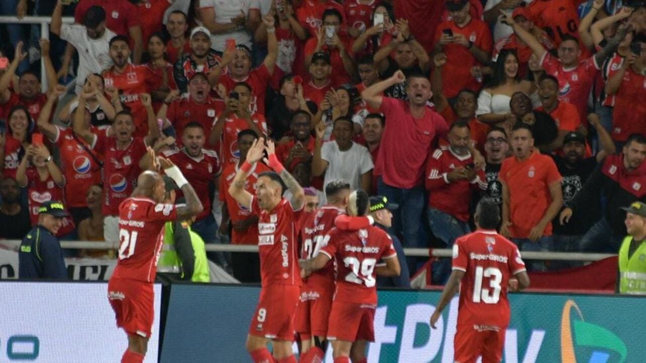 Imagen del juego entre América y Deportivo Cali, en una edición más del clásico vallecaucano por la fecha 17 de la Liga colombiana. Foto: Raúl Palacios / El País