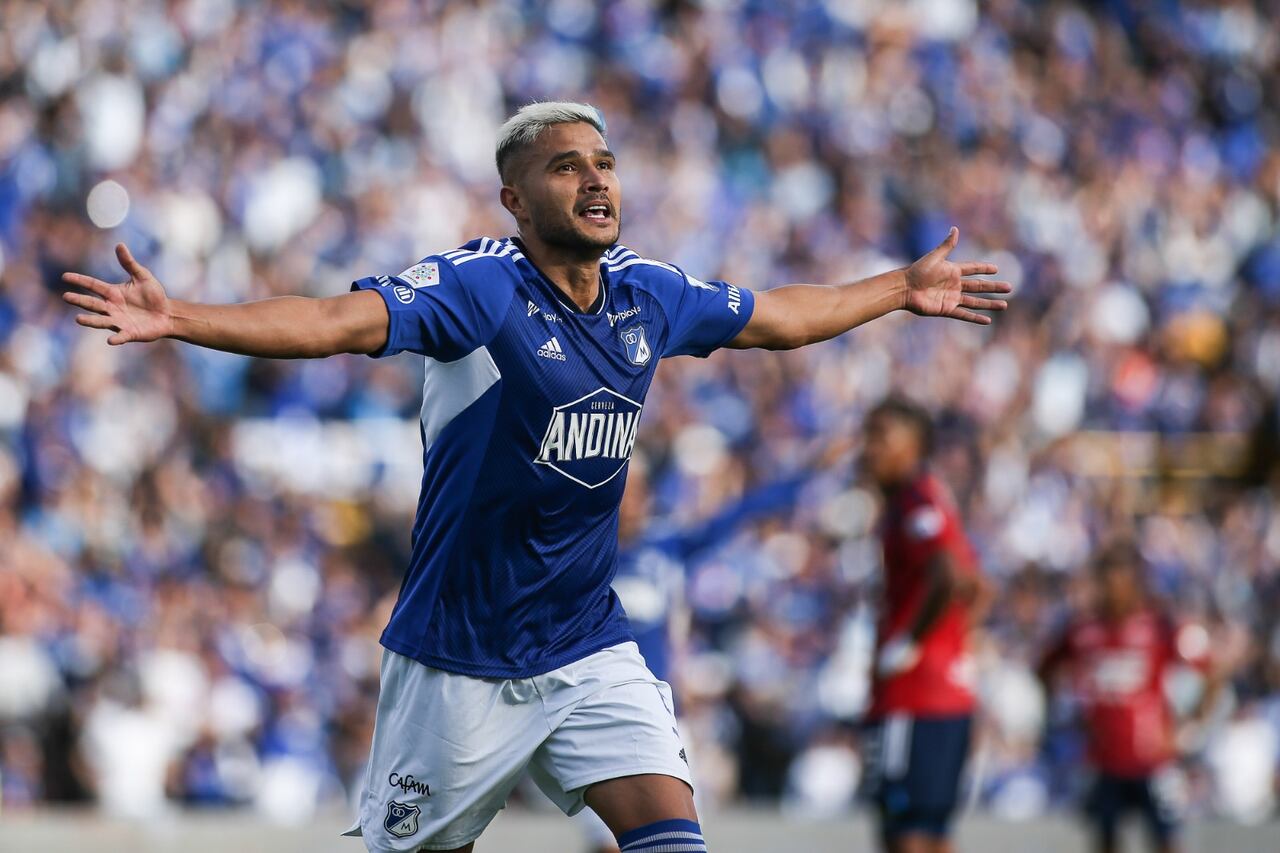 Larry Vásquez celebra tras anotarle un gol al Independiente Medellín