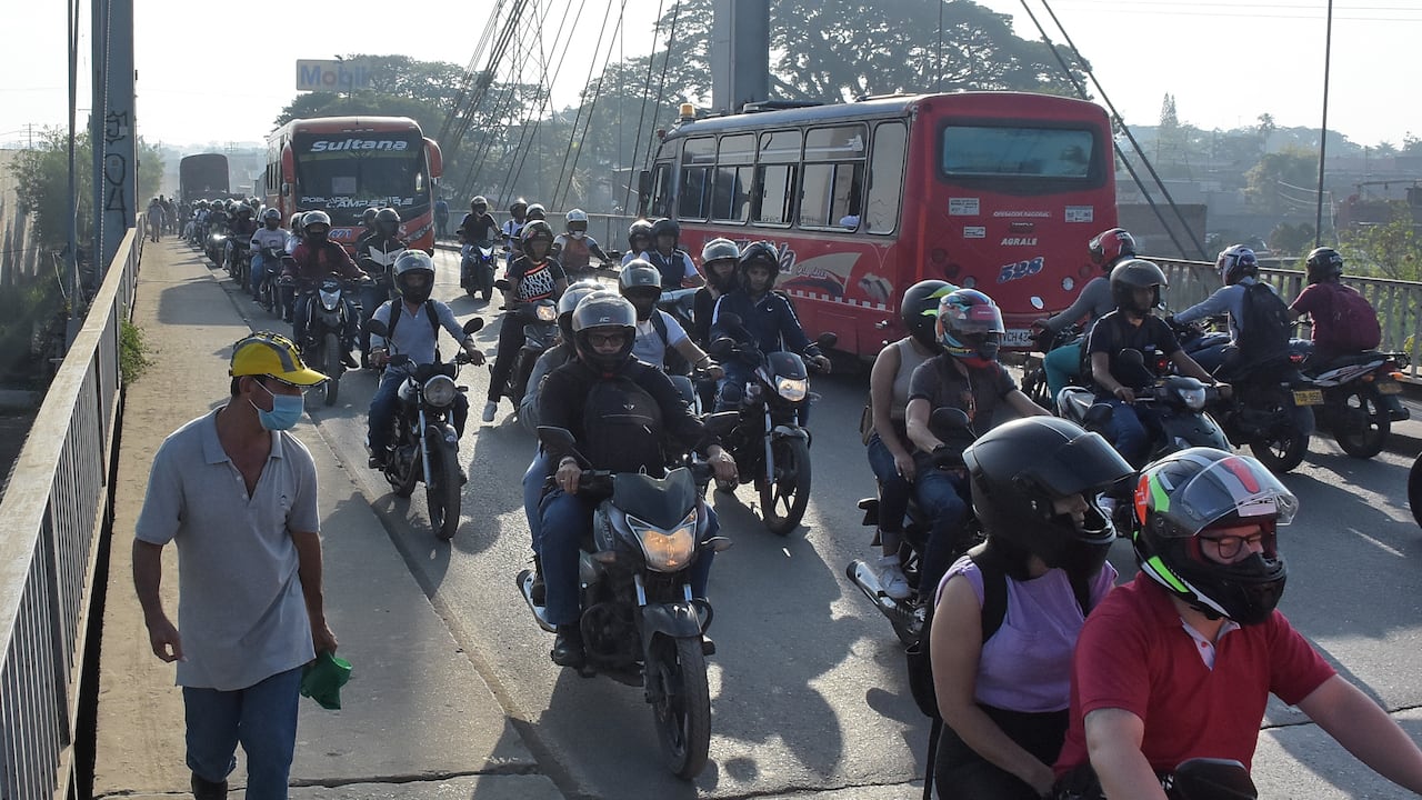 Continúan los trancones en la Vía Candelaria, esto debido al gran flujo de vehículos (Motos y Carros) que ingresan a Cali desde el Municipio Vecino, La comunidad reclama con urgencia la habilitación del nuevo puente y así poder lograr descongestionar esta importante vía. Cabe resaltar que los Agentes de tránsito están implementando medidas para lograr una mejor movilidad en el Sector.