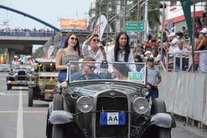 Caleños y visitantes disfrutaron el desfile de más de 250 joyas rodantes que recorrieron la Calle de la Feria.