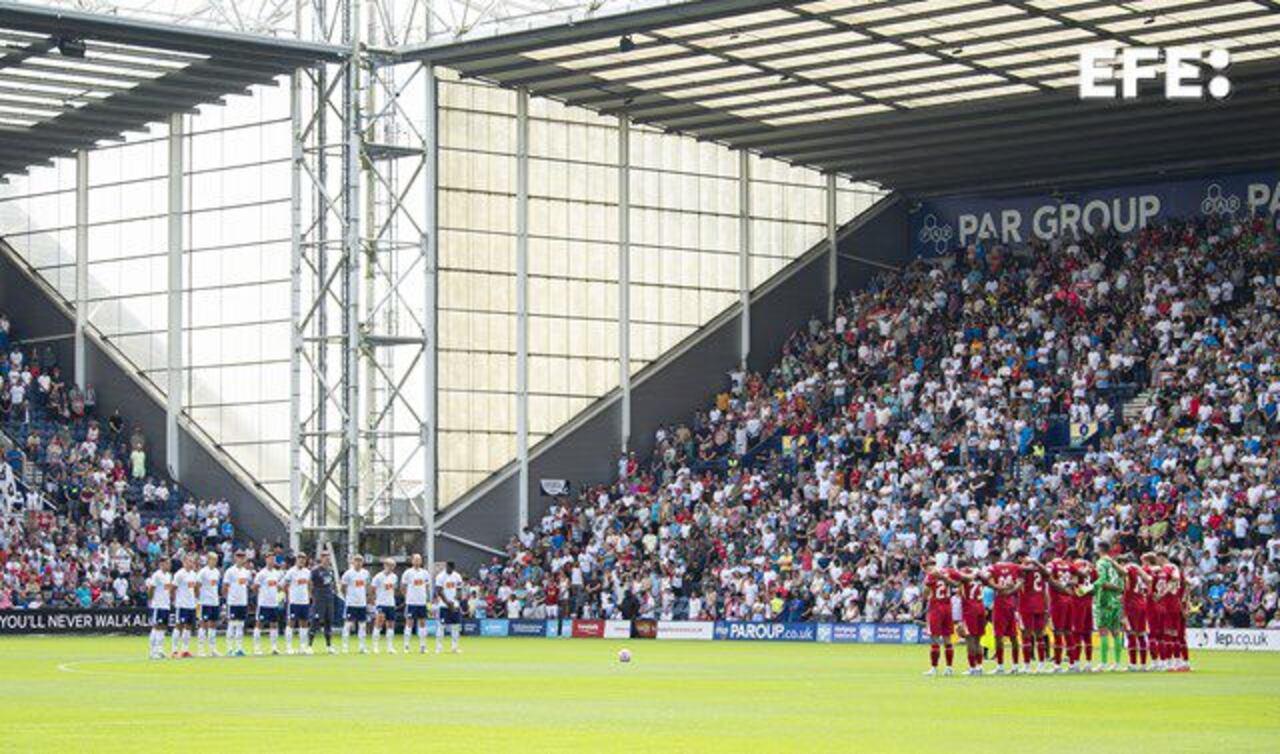 En la previa de un amistoso contra el Preston, los Reds recordaron al exdelantero con un emotivo tributo y un minuto de silencio.