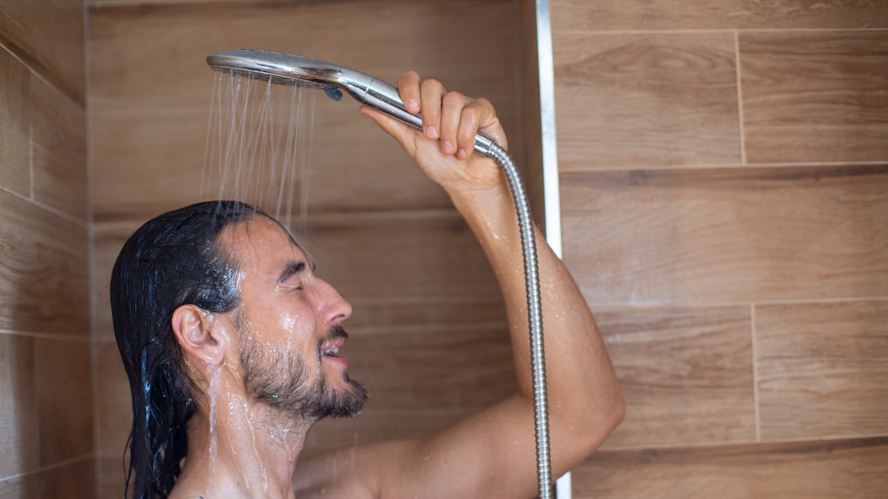 La temperatura del agua con la que se lava el cabello debe ser tibia, no caliente, para no maltratar el pelo.