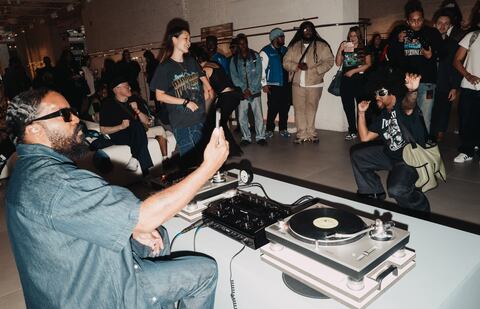 H&M fusiona moda con música, creando una experiencia cultural única que va más allá de las prendas.