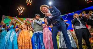 Daniel Alejandro interpretando Cielito Lindo junto al maestro André Rieu.