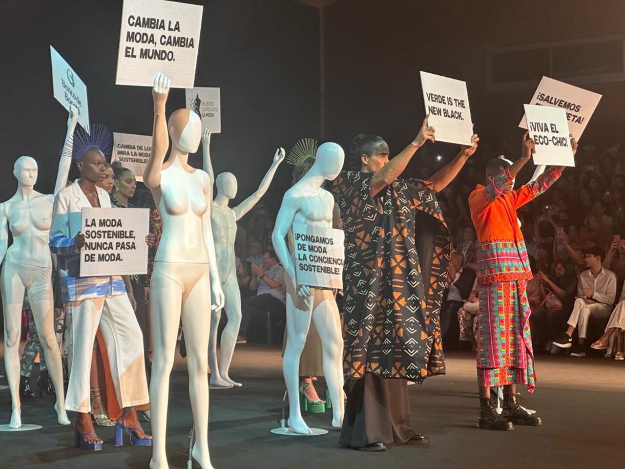 Pasarela del programa 'Mujeres cambiando la moda' del Banco de Bogotá