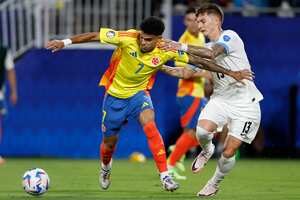 Guillermo Varela enfrentando a Luis Díaz