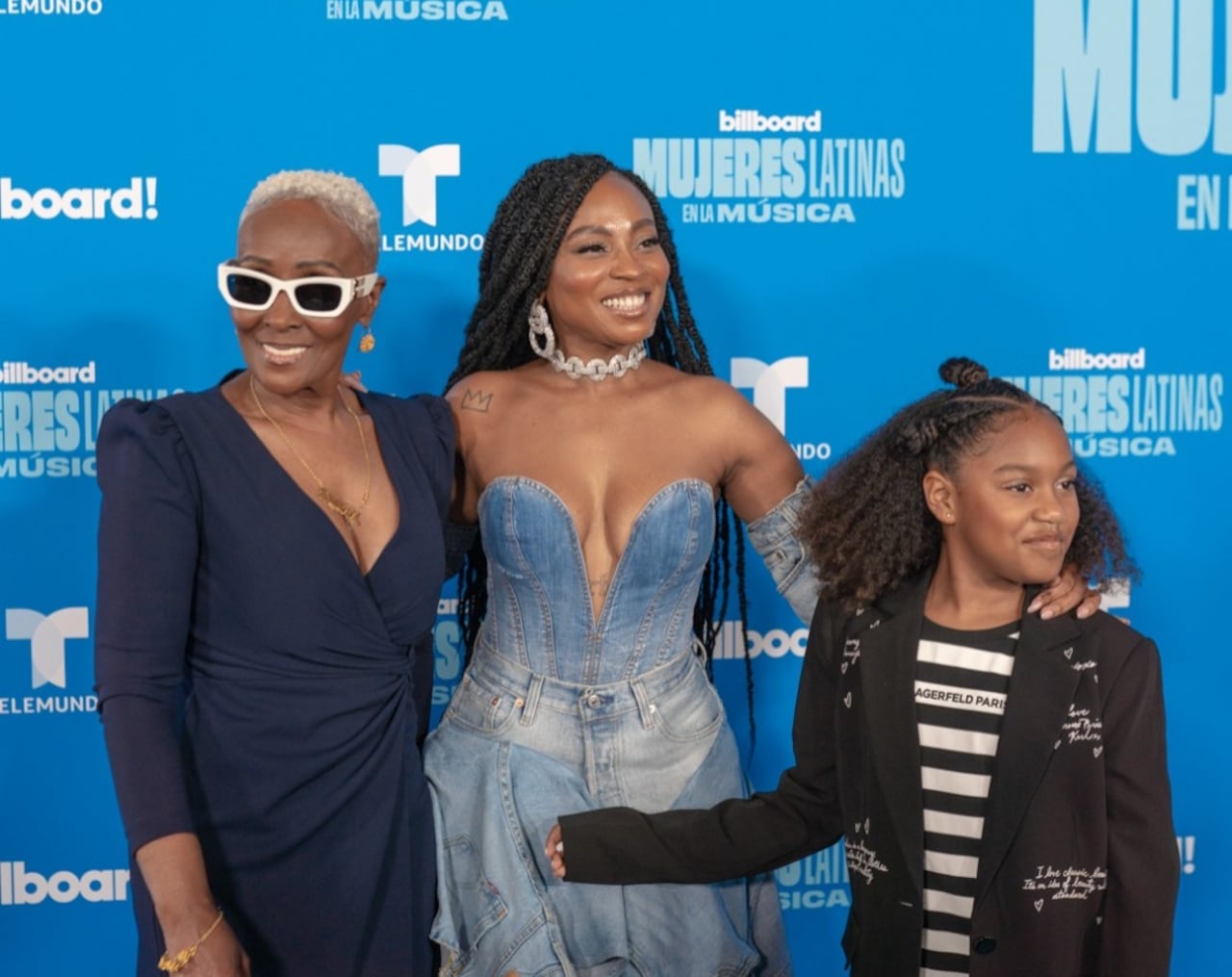 Goyo con su mamá y su hija en los Billboard