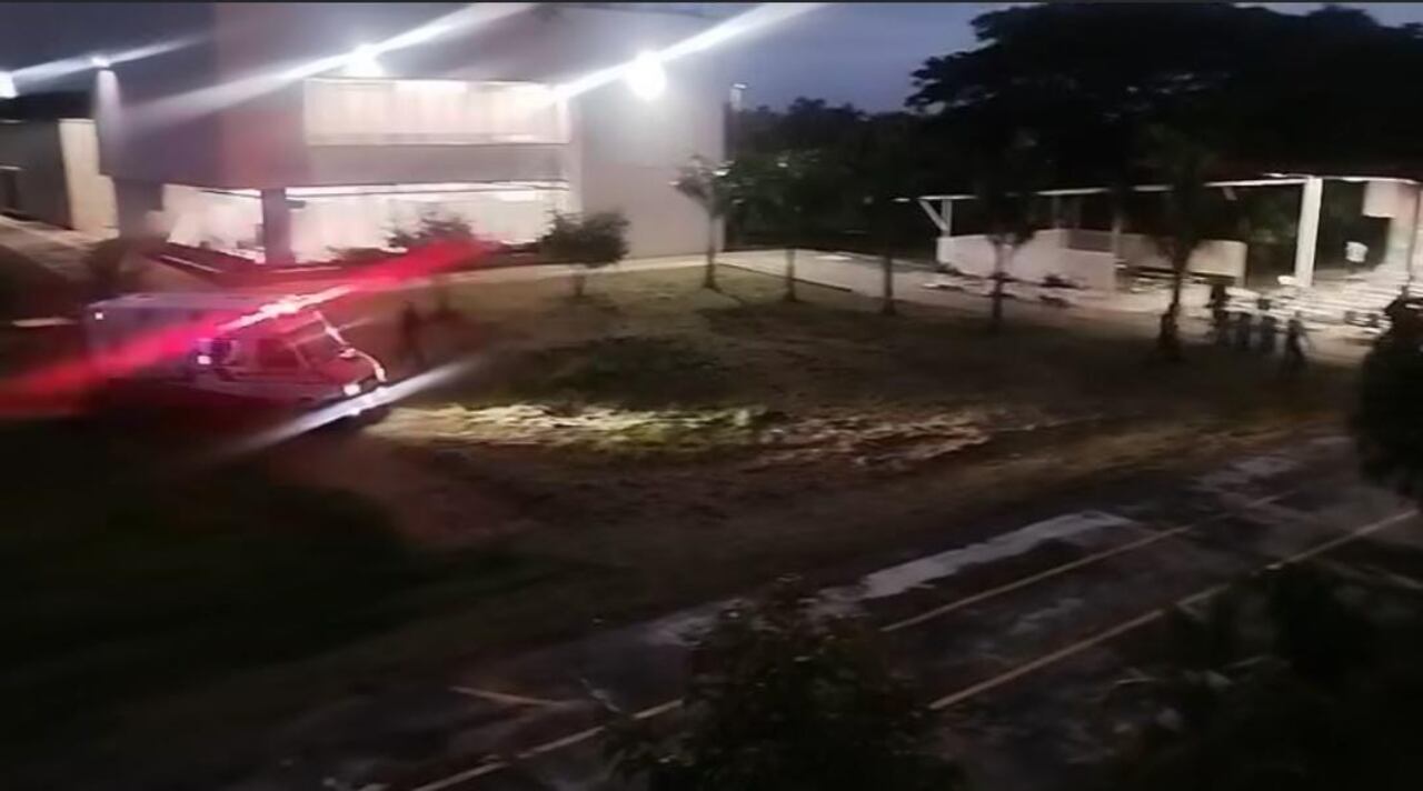 Imágenes que circulan en redes sociales evidencian el momento en que una ambulancia ingresó al campus.
