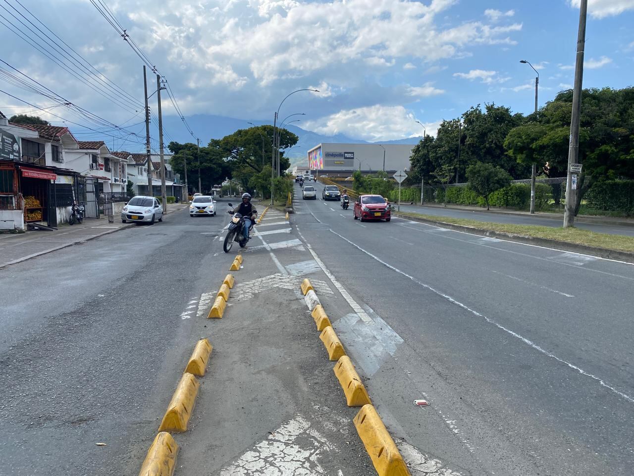 Bajada del puente que conecta la Autopista Sur con la Carrera 70, zona donde varios taches se encuentran deteriorados o ausentes.
