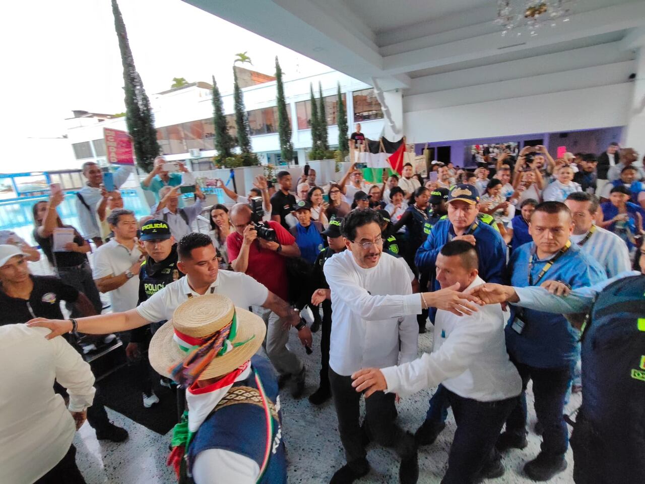 El precandidato presidencial Iván Cepeda arriba a la concentración organizada este domingo en Las Pilas, en Cali.