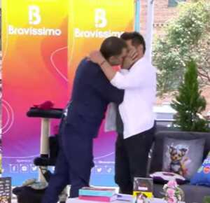 Marcelo Cezán y Rafa Tabio protagonizaron tremendo beso en un programa en vivo causando todo tipo de comentarios.