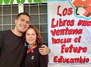 Vicky Reyes, directora de relaciones públicas de Educambio, y su hIjo Lucas Bravo, creador del proyecto que beneficia a miles de niños en Colombia.