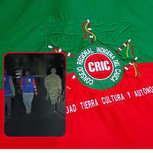 La guardia indígena expulsa a los disidentes de las Farc del casco urbano de Toribío, Cauca, luego que hostigaran la estación de Policía.