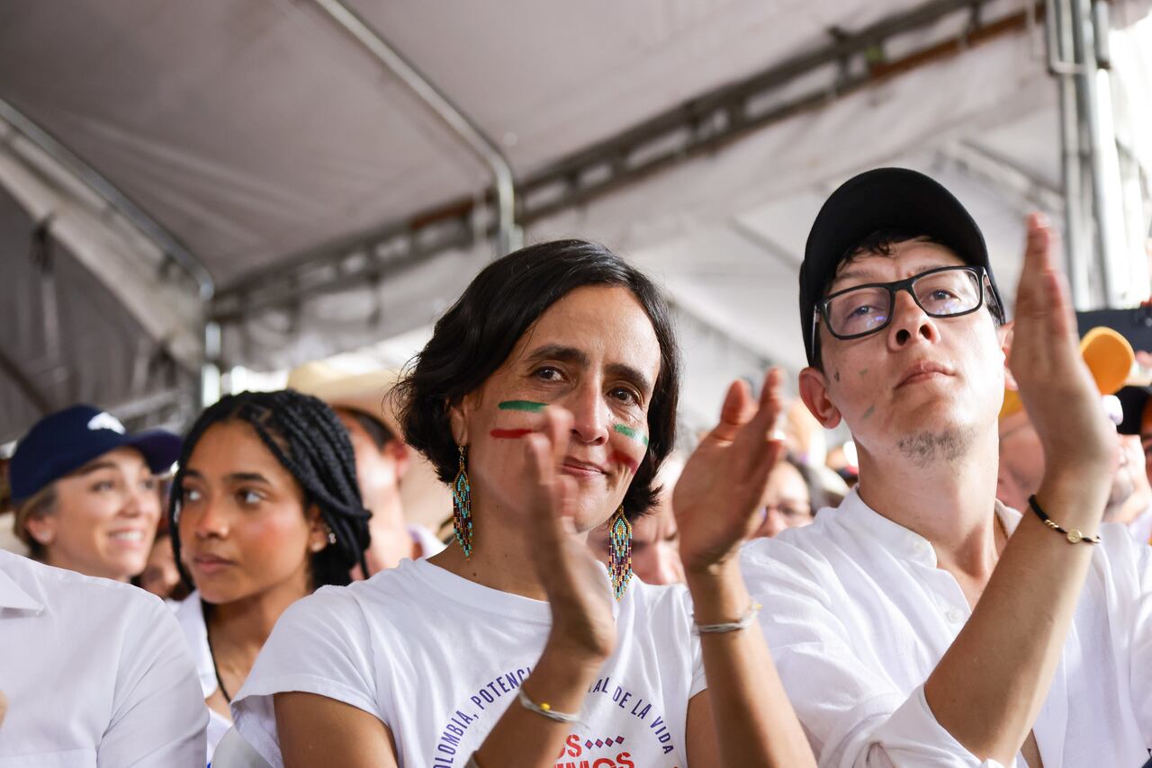 Susana Muhamad aplaudiendo al presidente Gustavo Petro, tras su discurso en Chicoral (Tolima)