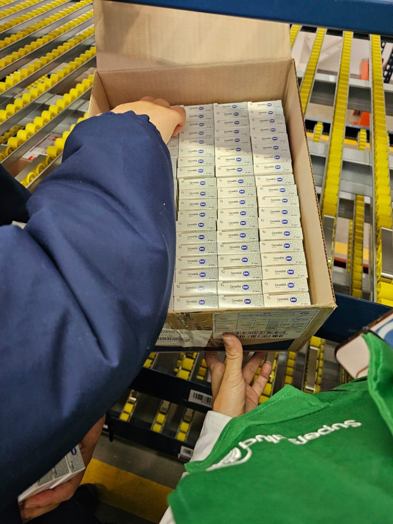 Miles de unidades de diferentes medicamentos fueron hallados en esta bodega.