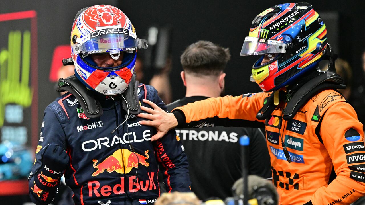 El piloto australiano de McLaren, Oscar Piastri (derecha), felicita al piloto holandés de Red Bull Racing, Max Verstappen (izquierda), después de la ronda de clasificación.