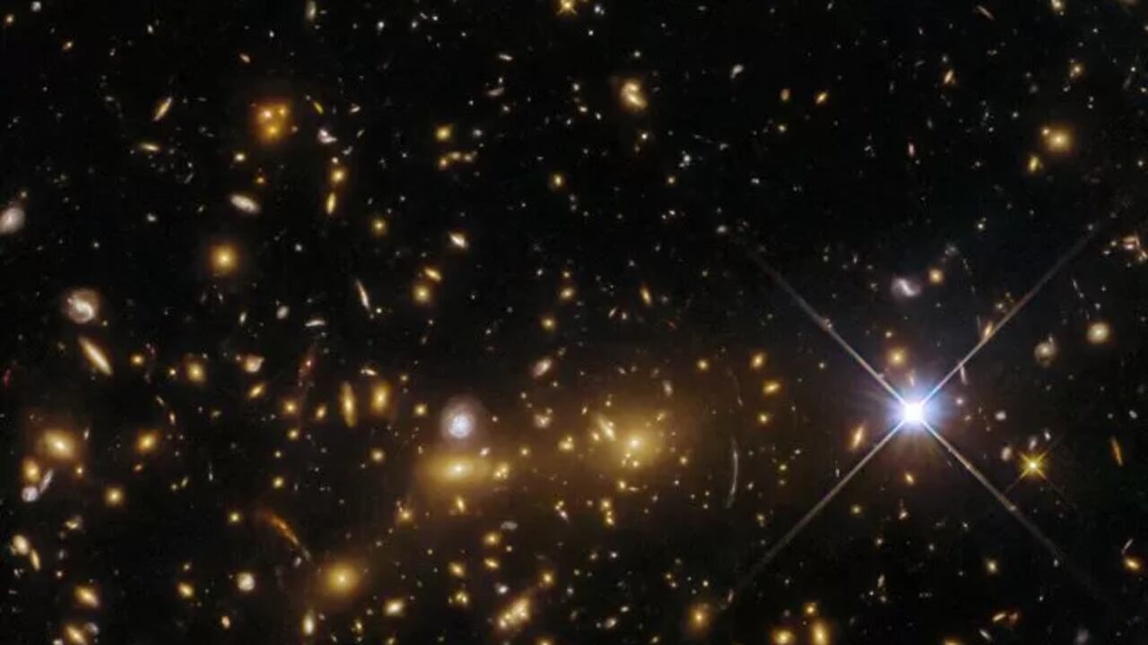 La imagen muestra un cúmulo de galaxias que fueron captadas por el telescopio Hubble.