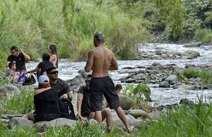 Los diferentes organismos de seguridad de la ciudad como son, los Guardas de transito , Bomberos y la Policia Nacional, Hacen presencia en uno de los lugares mas concurrido por estos primeros días del año, para vigilar de primera mano el comportamiento de las personas que visitan al rio Pance. Fotos Raúl Palacios El País.